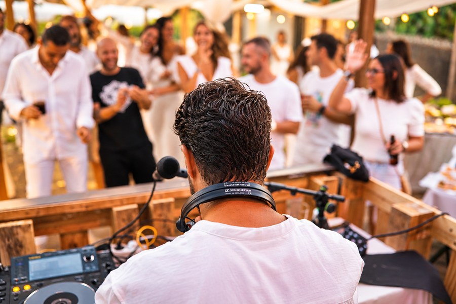 DJ animando una celebración privada
