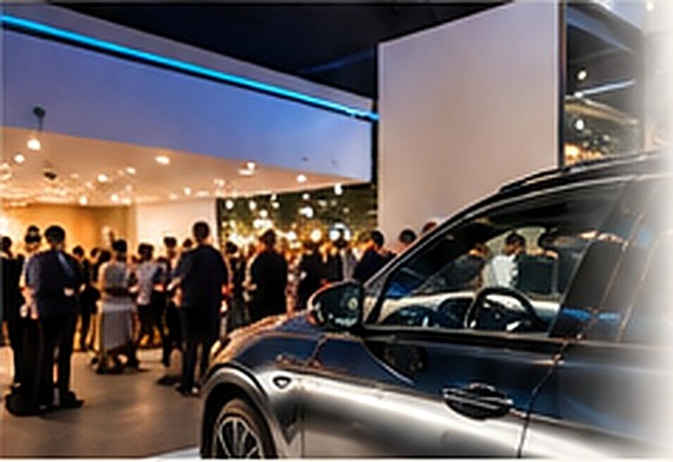 Evento de automoción en concesionario y showroom