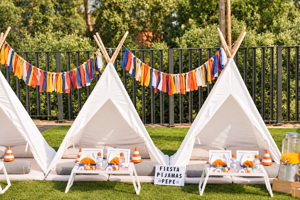 Fiesta de pijamas con tipis y decoración personalizada